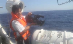 Bị phun vòi rồng, vẫn bám trụ ghi bằng chứng tố cáo tội ác của TQ